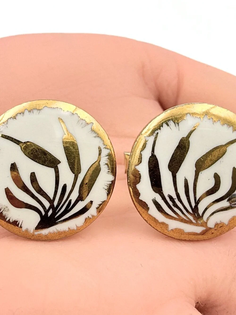 Victoria Flemming Signed Round White Cattail Motif Ceramic Gold Plated Cufflinks
